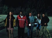 (v.l.n.r.) Buffy (Shannon Elizabeth); Ray (Shawn Wayans); Greg (Lochlyn Munro); Cindy (Anna Faris); Bobby (Jon Abrahams)