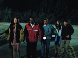(v.l.n.r.) Buffy (Shannon Elizabeth); Ray (Shawn Wayans); Greg (Lochlyn Munro); Cindy (Anna Faris); Bobby (Jon Abrahams)