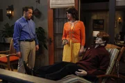 Alan (Jon Cryer, l.) hat ein schlechtes Gewissen, weil er seine Familie betrogen hat. Als Rose (Melanie Lynskey, M.) ihm auf die Schliche kommt, hat er Angst, dass sie alles ausplaudert. Deswegen droht er Rose, seinem Bruder Charlie zu verraten, dass ihr Ehemann Manfred nur eine Schaufensterpuppe ist ...