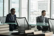 Benny (Freddy Rodriguez, r.) von seiner Vergangenheit eingeholt und schlie&szlig;lich vom FBI verhaftet wird, weil er Beweise in einem fr&uuml;heren Fall gef&auml;lscht haben soll, l&auml;sst Bull (Michael Weatherly, l.) nichts unversucht, um seinen alten Freund wieder frei zu bekommen ...