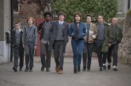 (v.l.n.r.) (v.l.n.r.) Garry (Karl Rice); Darren (Ben Carolan); Ngig (Percy Chamburuka); Cosmo (Ferdia Walsh-Peelo); Raphina (Lucy Boynton); Eamon (Mark McKenna); Larry (Conor Hamilton); Penny (Ian Kenny)