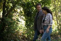 Evan Birch (Guy Pearce, l.): Joyce Bonner (Odeya Rush, r.)