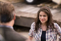 Evan Birch (Guy Pearce, l.): Joyce Bonner (Odeya Rush, r.)
