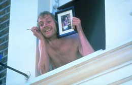 Seit ihn seine Frau verlassen hat, teilt sich Williams die Wohnung mit dem schlampigsten Mitbewohner der Welt: Spike (Rhys Ifans) ...