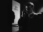 Johannes (Jan B&uuml;low) telefoniert mit seiner Mutter.