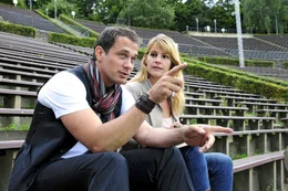 Martin (Ralf Bauer, l.) und Claudia (Sophie Sch&uuml;tt, r.) besuchen Orte, die f&uuml;r Martins Karriere wichtig waren. Claudia hofft, dass Martin wieder Geschichten einfallen, die f&uuml;r das Schreiben der Biografie hilfreich sind.