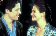 Zu Williams (Hugh Grant, l.) Erstaunen willigt der ber&uuml;hmte Filmstar Anna Scott (Julia Roberts, r.) ein, ihn zu der Geburtstagsfeier seiner Schwester zu begleiten. Der Abend wird ein voller Erfolg ...