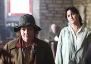 Vera Stanhope (Brenda Blethyn, l.); Bev MacDonald (Elizabeth Carling, r.) Vera Stanhope (Brenda Blethyn, l.); Bev MacDonald (Elizabeth Carling, r.)