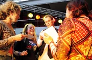 Der erfolglose S&auml;nger Martin (Ralf Bauer, 2.v.r.) tingelt durch die Einkaufscenter und kann mit seinen alten Hits immer noch ein paar Fans begeistern.