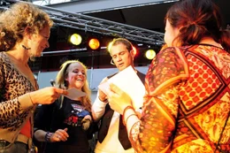 Der erfolglose S&auml;nger Martin (Ralf Bauer, 2.v.r.) tingelt durch die Einkaufscenter und kann mit seinen alten Hits immer noch ein paar Fans begeistern.