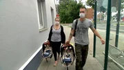 Ein paar Tage nach der OP steht für Sarafina eine Routine-Nachsorge-Untersuchung bei ihrer Frauenärztin an. Sarafina und Peter möchten ihrer Ärztin bei dieser Gelegenheit die Kinder erstmals persönlich vorstellen. Ein paar Tage nach der OP steht für Sarafina eine Routine-Nachsorge-Untersuchung bei ihrer Frauenärztin an. Sarafina und Peter möchten ihrer Ärztin bei dieser Gelegenheit die Kinder erstmals persönlich vorstellen.