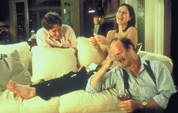 Nach unerm&uuml;dlichen Versuchen gelingt es Max (Tim McInnerny, r.) und Bella (Gina McKee, M.), den entt&auml;uschten William (Hugh Grant, l.) wieder aufzurichten. Da kommt Anna zu Dreharbeiten nach London ...