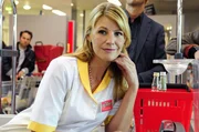 Claudia (Sophie Sch&uuml;tt) begegnet an der Kasse nach Jahren ihrer Schulliebe Martin wieder.
