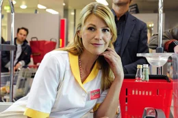 Claudia (Sophie Sch&uuml;tt) begegnet an der Kasse nach Jahren ihrer Schulliebe Martin wieder.