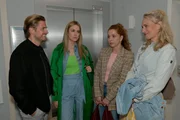 Jessica (Nina Ensmann, 2.v.l.) ist verwundert, wie mühelos alle ihre Fassade wahren. Nina (Maria Wedig, 2.v.r.), links Philip (Jörn Schlönvoigt), rechts Maren (Eva Mona Rodekirchen) Jessica (Nina Ensmann, 2.v.l.) ist verwundert, wie mühelos alle ihre Fassade wahren. Nina (Maria Wedig, 2.v.r.), links Philip (Jörn Schlönvoigt), rechts Maren (Eva Mona Rodekirchen)