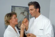 Nikola "Fragezeichen (1)". Im Bild: Nikola (Mariele Millowitsch) und Dr. Schmidt (Walter Sittler) entdecken &uuml;ber den Chefarzt-Streit wieder alte Gemeinsamkeiten.