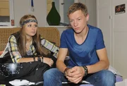 Vince (Vincent Krüger) ist froh, dass er in Tanja (Senta-Sofia Delliponti) einen verständnisvollen Zuhörer gefunden hat, denn Verenas Tod hat auch ihn hart getroffen. Vince (Vincent Krüger) ist froh, dass er in Tanja (Senta-Sofia Delliponti) einen verständnisvollen Zuhörer gefunden hat, denn Verenas Tod hat auch ihn hart getroffen.
