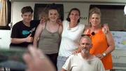 Familie Fingerhuth reist an. Mit dabei sind Nicoles (re.) j&uuml;ngerer Bruder samt Frau und Kindern.