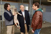 Stefan Vollmer (Hendrik Duryn, r.) meint, Direktor Rose (Uli Gebauer, M.) braucht einen Hund und ist mit ihm im Tierheim. Der Pfleger (Anton Weber, l.) zeigt Rose einige Hunde, doch nicht jeder findet seinen Gefallen...