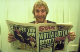 Hoffnungslos chaotisch: Spike (Rhys Ifans) ...