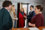 Großes Hallo im Sekretariat: Während Sievers (Rainer Piwek, l.) und Barbara (Nadine Wrietz, r.) dem Gespräch zwischen Karin (Jessica Ginkel, 2.v.l.) und ihrer Mutter Charlotte (Andrea L'Arronge) folgen, erfährt Michael (Gabriel Merz) eine große Neuigkeit. Großes Hallo im Sekretariat: Während Sievers (Rainer Piwek, l.) und Barbara (Nadine Wrietz, r.) dem Gespräch zwischen Karin (Jessica Ginkel, 2.v.l.) und ihrer Mutter Charlotte (Andrea L'Arronge) folgen, erfährt Michael (Gabriel Merz) eine große Neuigkeit.