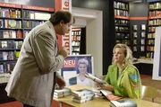 Mirja (Mirja Boes, r.) gibt als Bestsellerautorin Markus (Markus Majowski, l.) bei ihrer Signierstunde auch heiße Liebestipps. Mirja (Mirja Boes, r.) gibt als Bestsellerautorin Markus (Markus Majowski, l.) bei ihrer Signierstunde auch heiße Liebestipps.