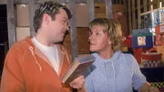 Nikola (Mariele Millowitsch) und Tim (Oliver Reinhard) finden ein altes Buch im Keller und sind sich nicht ganz einig, wem "Der Schatz im Silbersee" eigentlich gehört. Nikola (Mariele Millowitsch) und Tim (Oliver Reinhard) finden ein altes Buch im Keller und sind sich nicht ganz einig, wem "Der Schatz im Silbersee" eigentlich gehört.