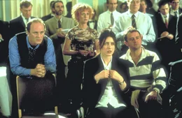 Weder Honey (Emma Chambers, 2.Reihe M.) noch ihre Freunde Bernie (Hugh Bonneville, r.), Max (Tim McInnerny, 2.Reihe l.) und Bella (Gina McKee, vorne l.) k&ouml;nnen den untr&ouml;stlichen William aufrichten ...