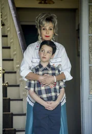 Connie "Meemaw" Tucker (Annie Potts) und Sheldon Cooper (Iain Armitage) Connie "Meemaw" Tucker (Annie Potts) und Sheldon Cooper (Iain Armitage)