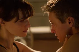 Dr. Marta Shearing (Rachel Weisz, l.); Aaron Cross (Jeremy Renner, r.)