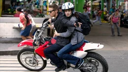 Aaron Cross (Jeremy Renner, l.); Dr. Marta Shearing (Rachel Weisz, r.)