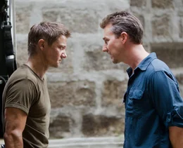Aaron Cross (Jeremy Renner, l.); Col. Eric Byer (Edward Norton, r.)
