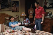 Sind von Charlies Aktivit&auml;ten etwas angenervt: Jake (Angus T. Jones, l.) und Alan (Jon Cryer, r.) ...