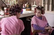 Mary (Zoe Perry, l.) und Meemaw (Annie Potts, r.) geraten aneinander, als Mary erkennt, dass ihre Mutter Missy alles machen l&auml;sst, was sie will - ganz egal, ob es f&uuml;r das junge M&auml;dchen viel zu gef&auml;hrlich ist ...