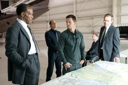 Um ein geplantes Attentat auf den Pr&auml;sidenten zu vereiteln, macht Nick Memphis (Danny Glover, l.) den ehemals besten Scharfsch&uuml;tzen der Army (Mark Wahlberg, vorne M.) ausfindig. Was dieser nicht ahnt, Memphis verfolgt noch ein ganz anderes Ziel ...