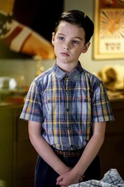Eigentlich glaubt Sheldon, dass sein Bruder ein hoffnungsloser Fall ist, was schulische Leistungen angeht, doch dann bringt Georgie doch tats&auml;chlich eine Zwei mit nach Hause. Doch liegt das wirklich an Sheldons Nachhilfe?