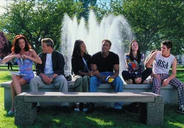(v.l.n.r.) Buffy Gilmore (Shannon Elizabeth); Greg Phillippe (Lochlyn Munro); Brenda Meeks (Regina Hall); Ray Wilkins (Shawn Wayans); Cindy Campbell (Anna Faris); Bobby Prinze (Jon Abrahams)