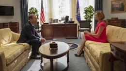 Pr&auml;sident Chambers (Bob Odenkirk, l.); Charlotte Field (Charlize Theron, r.)