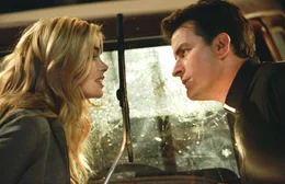 Annie Logan (Denise Richards, l.); Tom Logan (Charlie Sheen, r.)