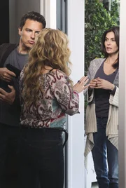Da Susan (Teri Hatcher, r.) die Wisteria Lane verlassen wird, will sie sich noch von Angie (Drea de Matteo, M.) verabschieden - ahnt jedoch nicht, dass Patrick (John Barrowman, l.) sie in seiner Gewalt hat ... Da Susan (Teri Hatcher, r.) die Wisteria Lane verlassen wird, will sie sich noch von Angie (Drea de Matteo, M.) verabschieden - ahnt jedoch nicht, dass Patrick (John Barrowman, l.) sie in seiner Gewalt hat ...
