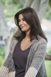 Susan (Teri Hatcher) und Mike bekommen ihre finanziellen Schwierigkeiten langsam in den Griff, müssen jedoch ein großes Opfer bringen ... Susan (Teri Hatcher) und Mike bekommen ihre finanziellen Schwierigkeiten langsam in den Griff, müssen jedoch ein großes Opfer bringen ...