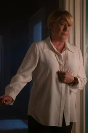 Ruth Martin (Jayne Atkinson)