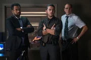 (v.l.n.r.) Shaan Tripathi (Kal Penn); Tomas Esquivel (Lucca De Oliveira); Murray Clarke (Nick Sandow)