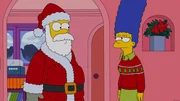 Marge Simpson (r.) ist nicht erfreut, als der Weihnachtsmann (l.) pl&ouml;tzlich leibhaftig vor ihr steht: Er kommt zum ungelegenen Zeitpunkt ...