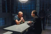 Sherlock Holmes (Jonny Lee Miller, r.) setzt seine Jagd auf Moriarty fort, als er von Sebastian Moran (Vinnie Jones, l.) erfährt, dass ein Mann, der an einem angeblichen Herzinfarkt gestorben ist, auf Moriartys Todes-Liste war ... Sherlock Holmes (Jonny Lee Miller, r.) setzt seine Jagd auf Moriarty fort, als er von Sebastian Moran (Vinnie Jones, l.) erfährt, dass ein Mann, der an einem angeblichen Herzinfarkt gestorben ist, auf Moriartys Todes-Liste war ...