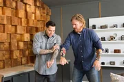 Leadsänger der Punkrock-Band MxPx, Mike Herrera (l.), gibt die Renovierung des Hauses bei Chip (l.) und Joanna in Auftrag und Chip packt dafür extra seine Fake-Tattoos aus ... Leadsänger der Punkrock-Band MxPx, Mike Herrera (l.), gibt die Renovierung des Hauses bei Chip (l.) und Joanna in Auftrag und Chip packt dafür extra seine Fake-Tattoos aus ...