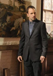 Wird mit einer Person aus seiner Vergangenheit konfrontiert: Sherlock Holmes (Jonny Lee Miller) ...