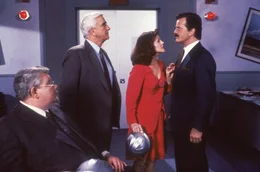 Der schurkische Industrielle Quentin Hapsburg (Robert Goulet, r.) l&auml;sst Dr. Meinheimer (Richard Griffiths, l.) entf&uuml;hren und durch einen Doppelg&auml;nger ersetzen. Doch Frank Drebin (Leslie Nielsen, 2.v.l.) und seine charmante Ex-Freundin Jane (Priscilla Presley, 2.v.r.) kommen ihm schon bald auf die Schliche ...