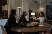 (v.l.n.r.) Special Agent Hannah Khoury (Necar Zadegan); Special Agent Dwayne Pride (Scott Bakula); Selina Garrett (Chelsea Gilligan) (v.l.n.r.) Special Agent Hannah Khoury (Necar Zadegan); Special Agent Dwayne Pride (Scott Bakula); Selina Garrett (Chelsea Gilligan)