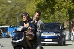 Lucia (Ver&oacute;nica Echegui, l.); Will (Henry Cavill, r.)